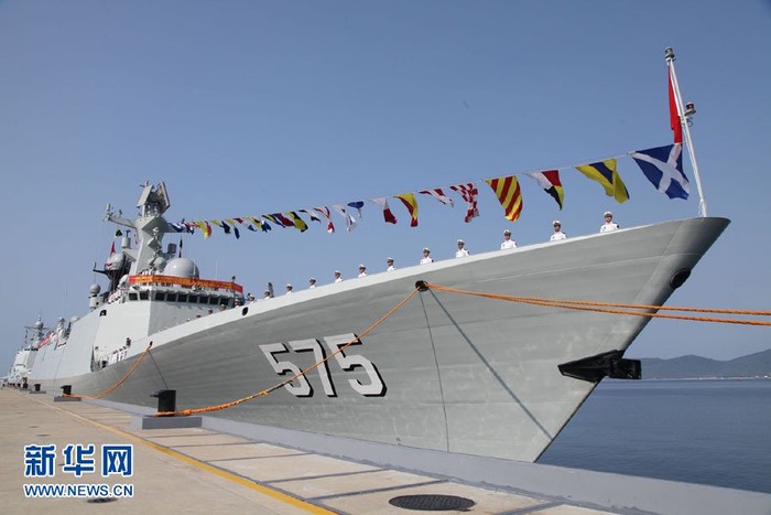 Trung Quốc ưu tiên trang bị tàu chiến cho Hạm đội Nam Hải, triển khai trên biển Đông. Trong hình là tàu hộ vệ tên lửa Nhạc Dương Type 054A vừa bàn giao cho Hạm đội Nam Hải.